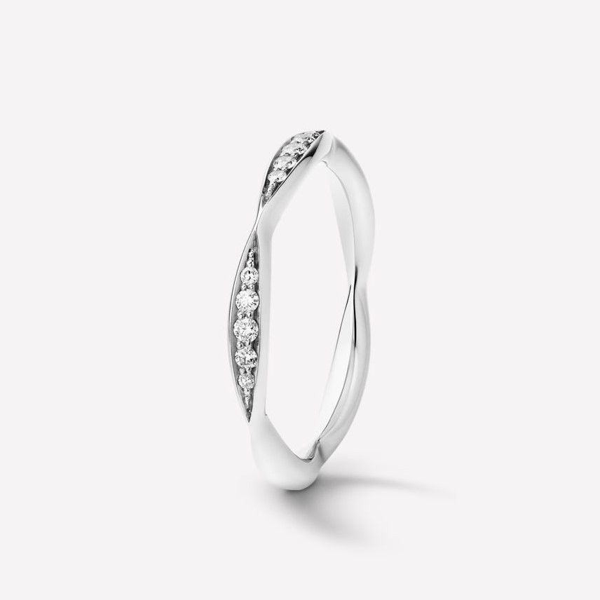 婚約指輪の相場は30万円前後。カルティエなど人気ブランド